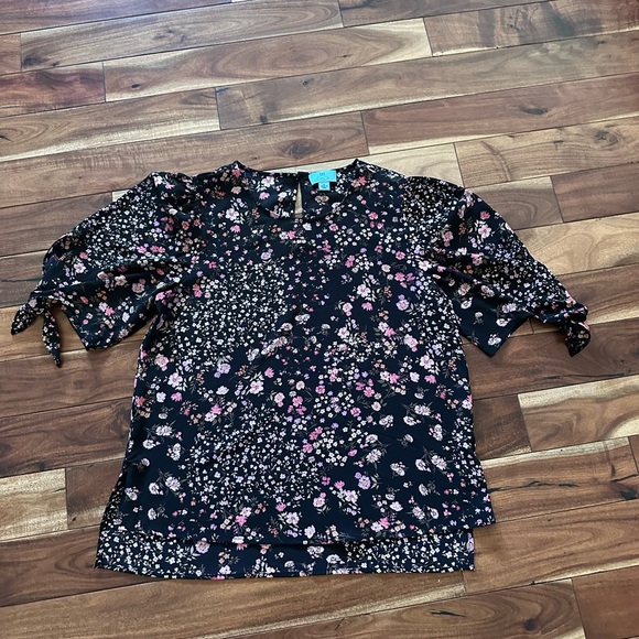 Cece Tie-sleeve floral top size medium barely used - Picture 1 of 3